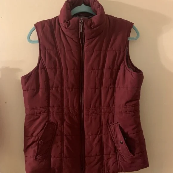 Weatherproof burgundy puffer vest ⭐️ - Picture 3 of 10